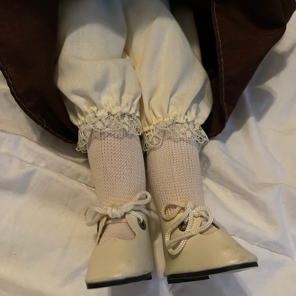 House of Lloyd 1988 Pricilla Pilgrim Doll Wearing Brown and Cream - Picture 5 of 6